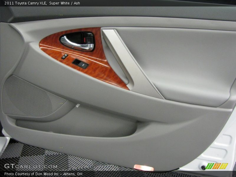 Super White / Ash 2011 Toyota Camry XLE