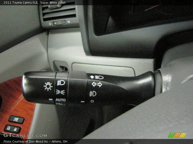 Super White / Ash 2011 Toyota Camry XLE