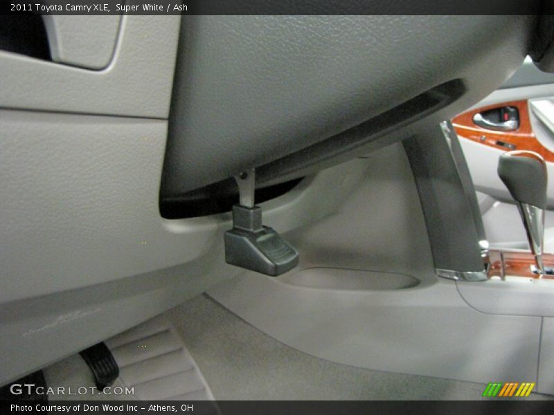 Super White / Ash 2011 Toyota Camry XLE