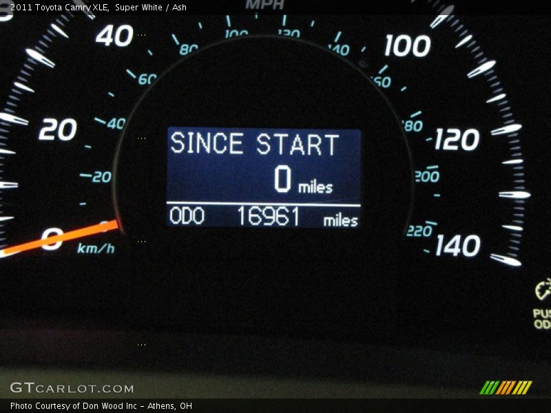 Super White / Ash 2011 Toyota Camry XLE