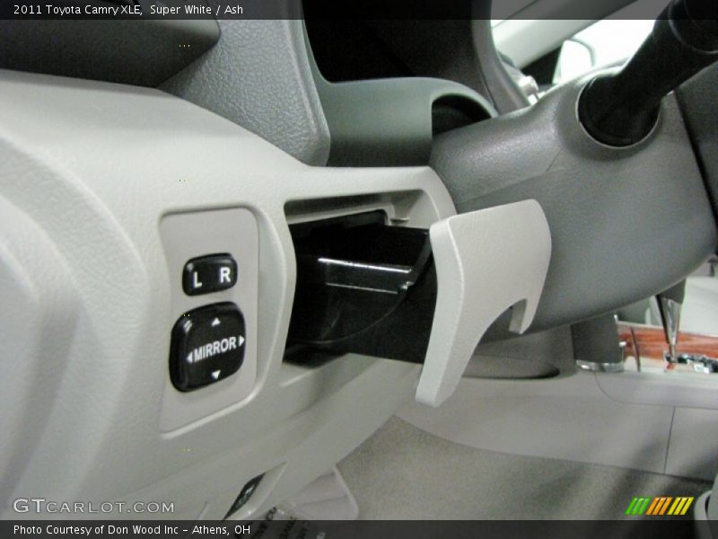 Super White / Ash 2011 Toyota Camry XLE