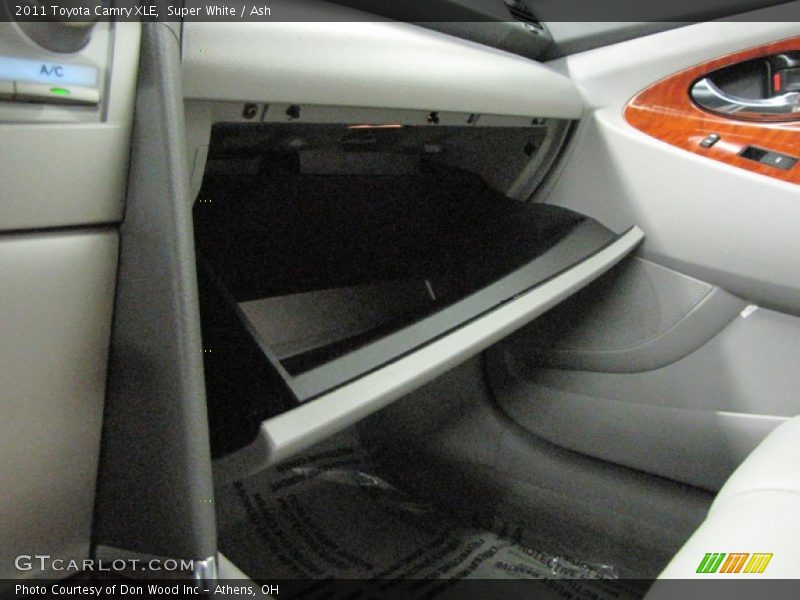 Super White / Ash 2011 Toyota Camry XLE