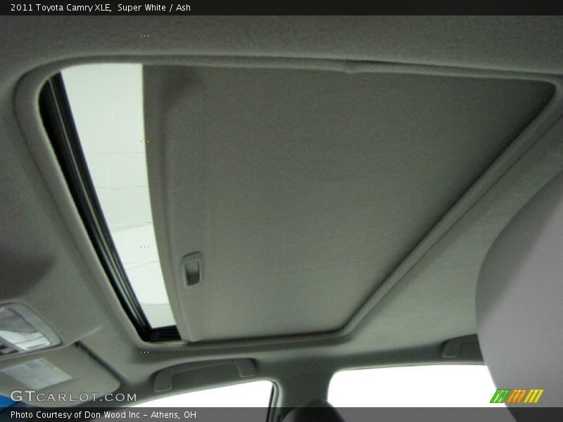 Super White / Ash 2011 Toyota Camry XLE