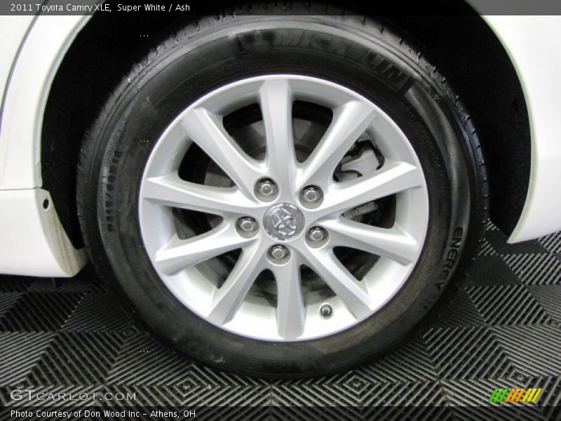 Super White / Ash 2011 Toyota Camry XLE
