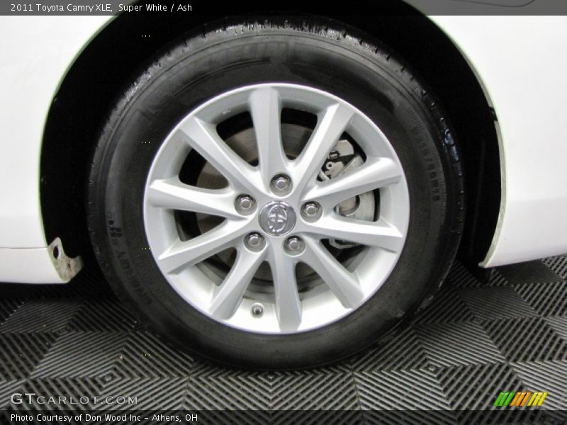 Super White / Ash 2011 Toyota Camry XLE