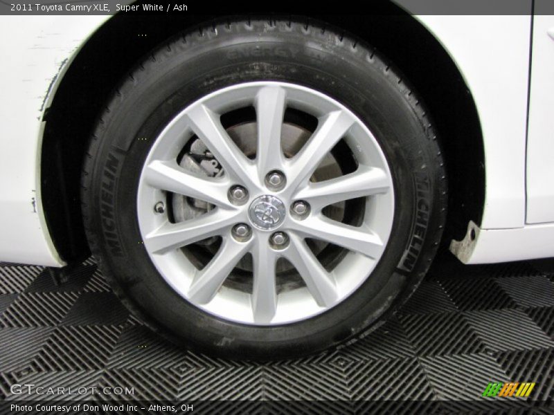 Super White / Ash 2011 Toyota Camry XLE