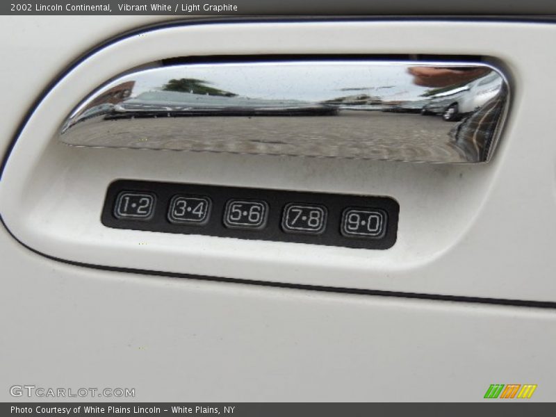 Vibrant White / Light Graphite 2002 Lincoln Continental