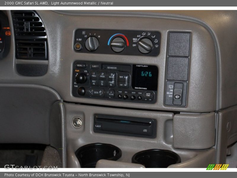 Controls of 2000 Safari SL AWD