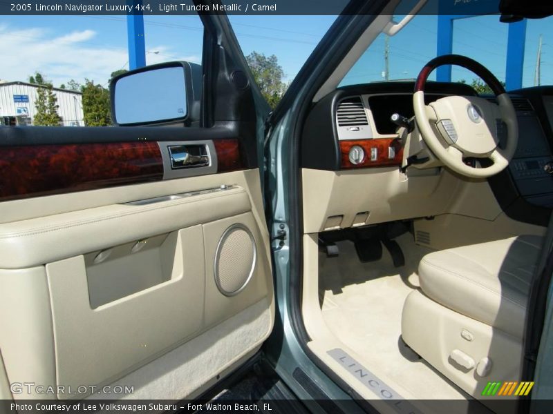 Light Tundra Metallic / Camel 2005 Lincoln Navigator Luxury 4x4