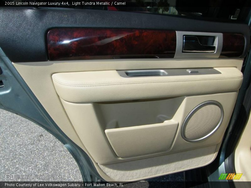 Light Tundra Metallic / Camel 2005 Lincoln Navigator Luxury 4x4