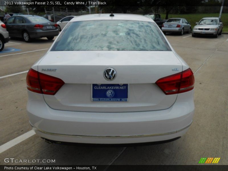 Candy White / Titan Black 2013 Volkswagen Passat 2.5L SEL
