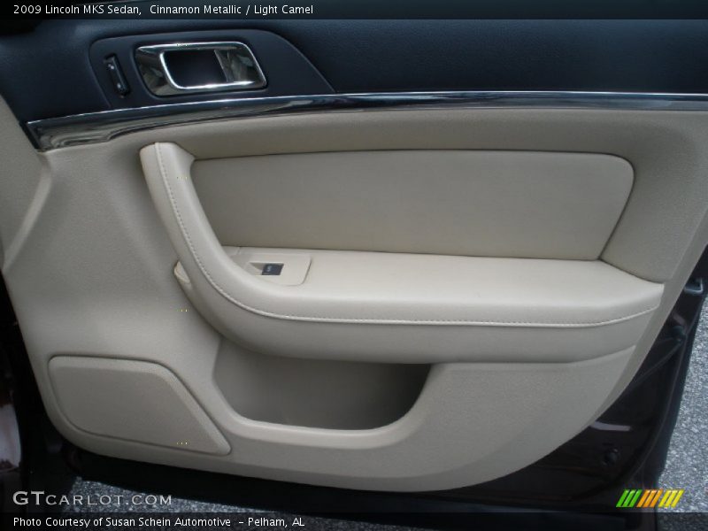 Door Panel of 2009 MKS Sedan