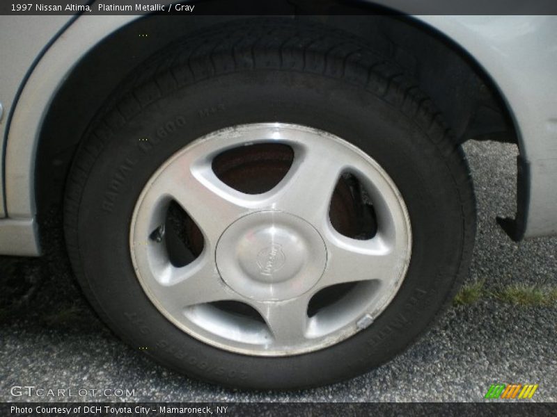 Platinum Metallic / Gray 1997 Nissan Altima