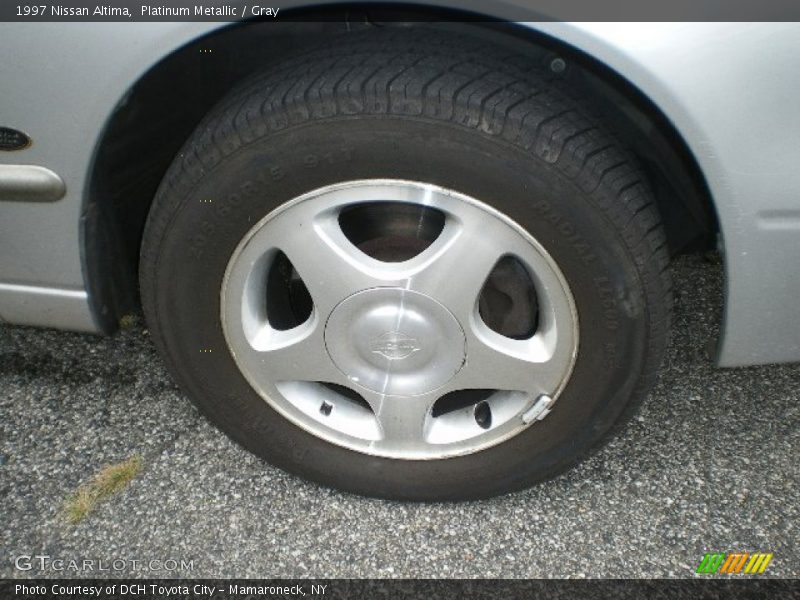 Platinum Metallic / Gray 1997 Nissan Altima