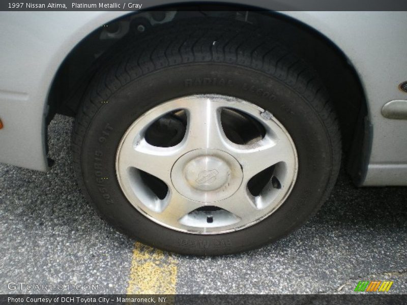 Platinum Metallic / Gray 1997 Nissan Altima