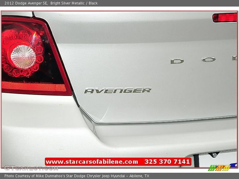 Bright Silver Metallic / Black 2012 Dodge Avenger SE
