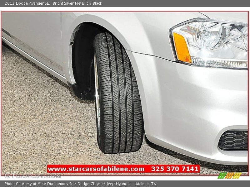 Bright Silver Metallic / Black 2012 Dodge Avenger SE