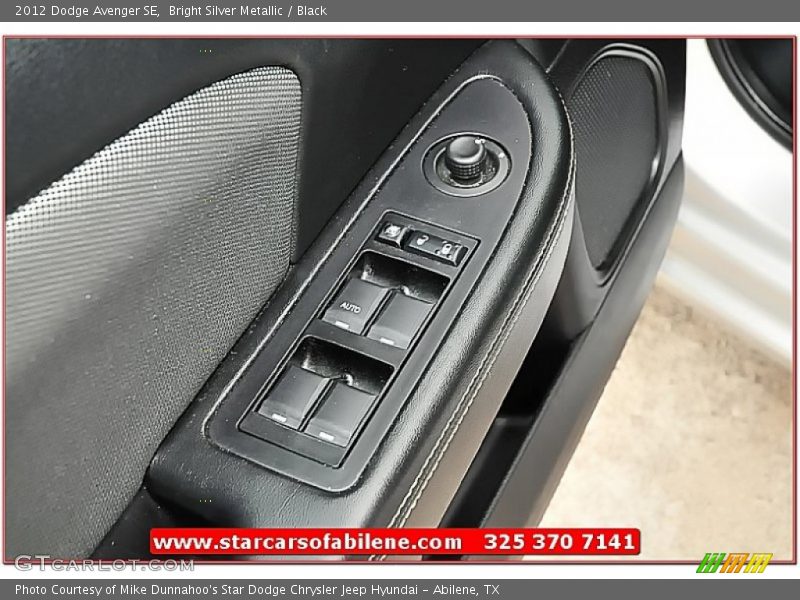 Bright Silver Metallic / Black 2012 Dodge Avenger SE