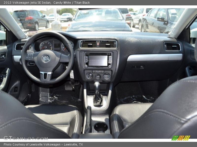 Candy White / Titan Black 2013 Volkswagen Jetta SE Sedan