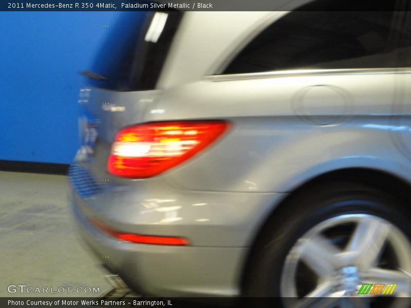 Paladium Silver Metallic / Black 2011 Mercedes-Benz R 350 4Matic