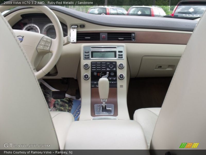 Dashboard of 2009 XC70 3.2 AWD