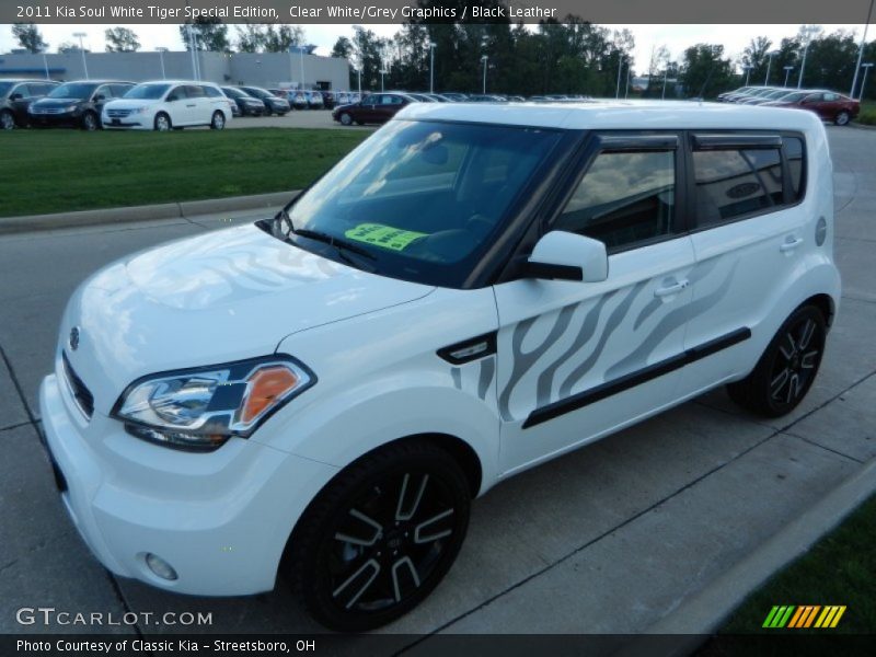 Front 3/4 View of 2011 Soul White Tiger Special Edition