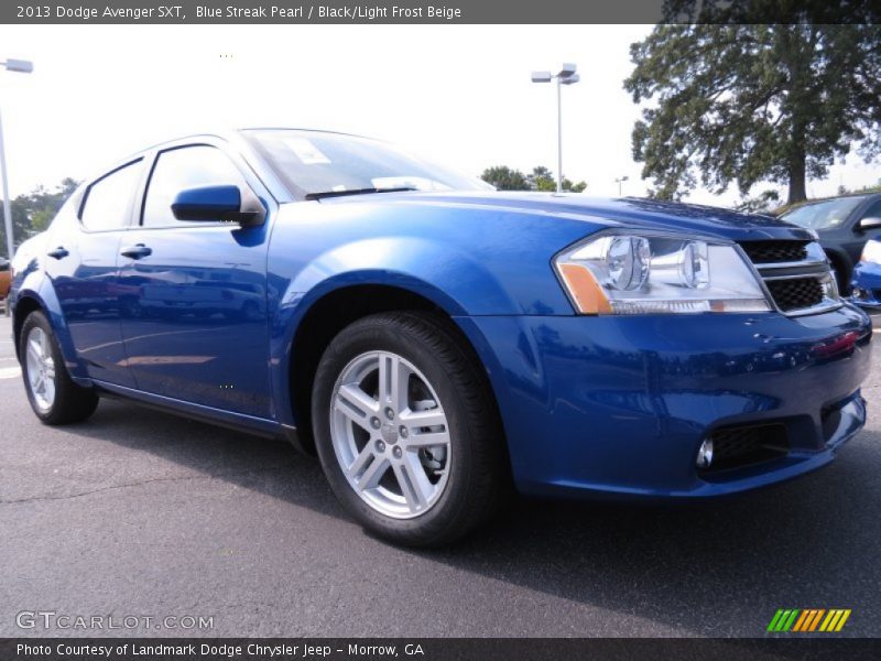 Front 3/4 View of 2013 Avenger SXT