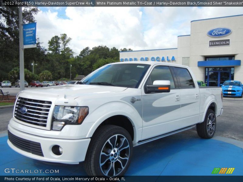 White Platinum Metallic Tri-Coat / Harley-Davidson Black/Smoked Silver 