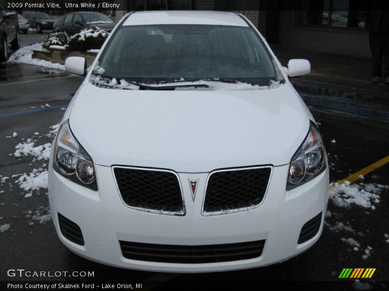 Ultra White / Ebony 2009 Pontiac Vibe