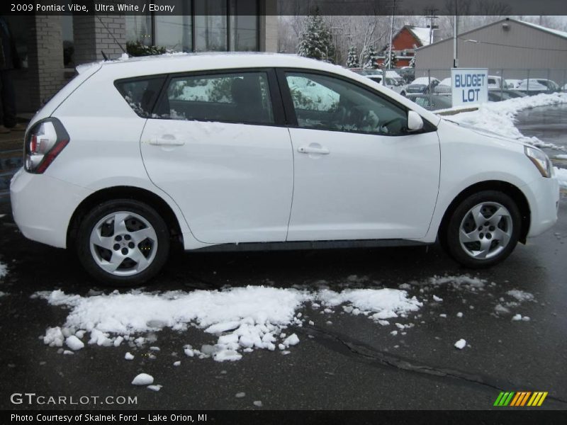 Ultra White / Ebony 2009 Pontiac Vibe