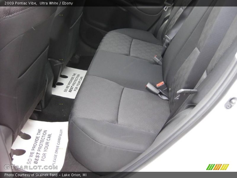 Ultra White / Ebony 2009 Pontiac Vibe