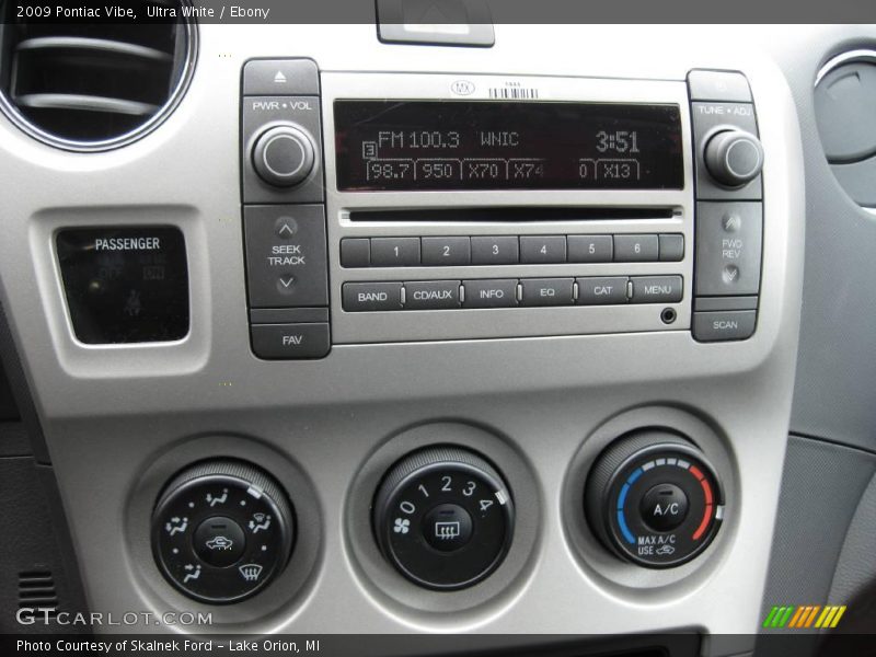 Ultra White / Ebony 2009 Pontiac Vibe