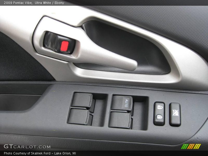 Ultra White / Ebony 2009 Pontiac Vibe