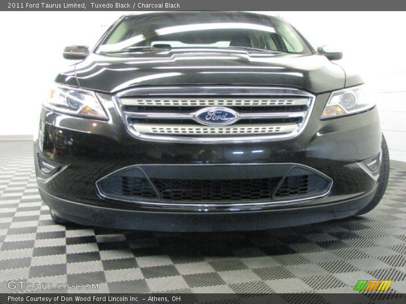 Tuxedo Black / Charcoal Black 2011 Ford Taurus Limited