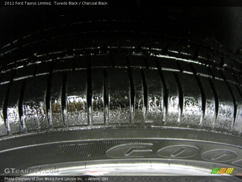 Tuxedo Black / Charcoal Black 2011 Ford Taurus Limited