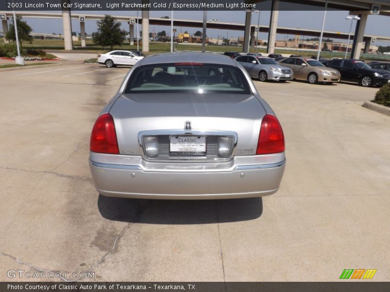 Light Parchment Gold / Espresso/Medium Light Stone 2003 Lincoln Town Car Signature