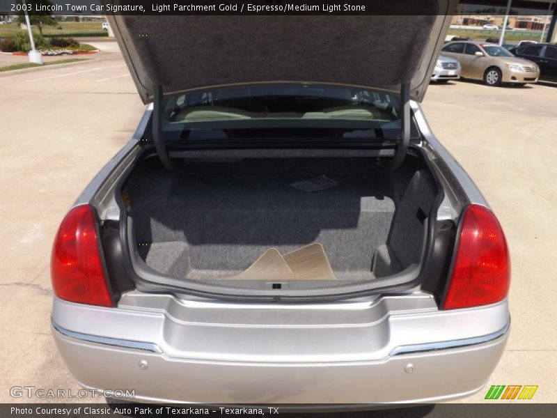 Light Parchment Gold / Espresso/Medium Light Stone 2003 Lincoln Town Car Signature