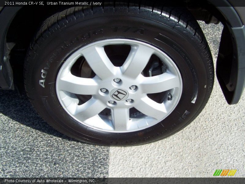 Urban Titanium Metallic / Ivory 2011 Honda CR-V SE