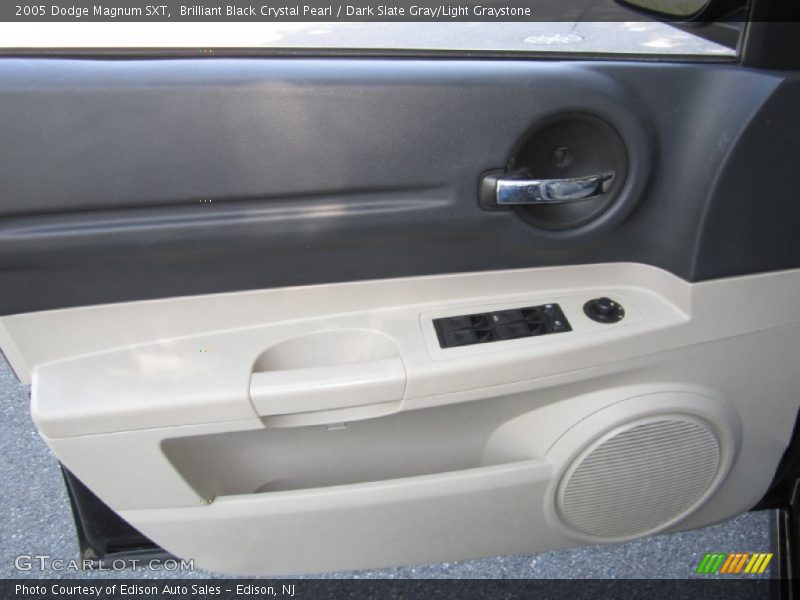 Brilliant Black Crystal Pearl / Dark Slate Gray/Light Graystone 2005 Dodge Magnum SXT