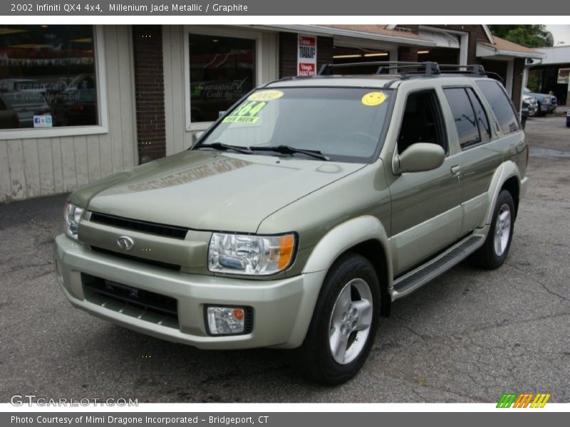 Front 3/4 View of 2002 QX4 4x4