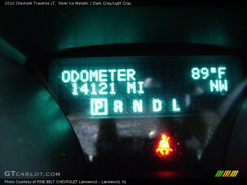 Silver Ice Metallic / Dark Gray/Light Gray 2010 Chevrolet Traverse LT