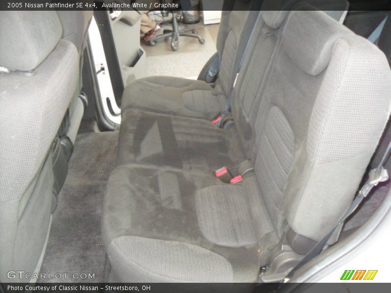 Avalanche White / Graphite 2005 Nissan Pathfinder SE 4x4