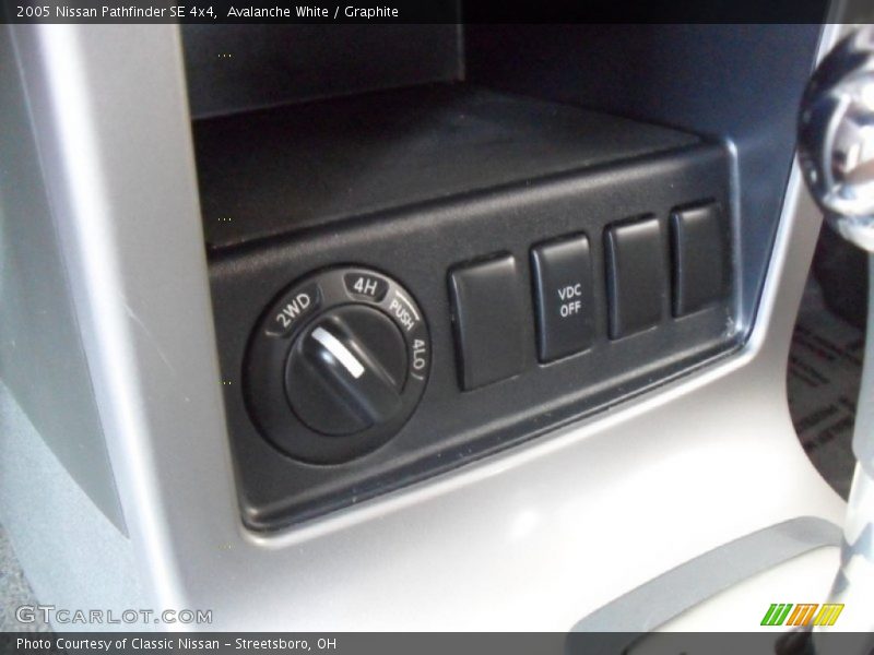Avalanche White / Graphite 2005 Nissan Pathfinder SE 4x4
