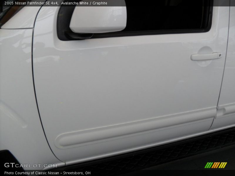 Avalanche White / Graphite 2005 Nissan Pathfinder SE 4x4