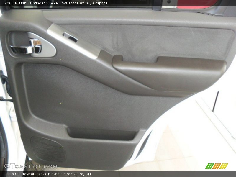 Avalanche White / Graphite 2005 Nissan Pathfinder SE 4x4