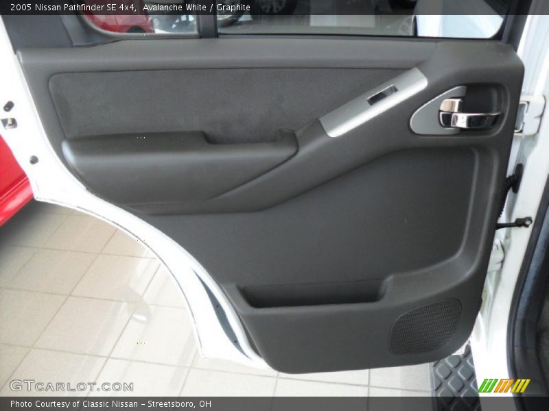 Avalanche White / Graphite 2005 Nissan Pathfinder SE 4x4