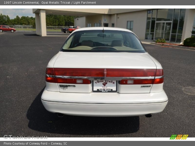 Opal Metallic Tricoat / Light Parchment 1997 Lincoln Continental