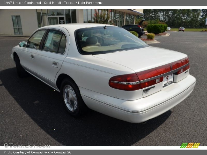 Opal Metallic Tricoat / Light Parchment 1997 Lincoln Continental