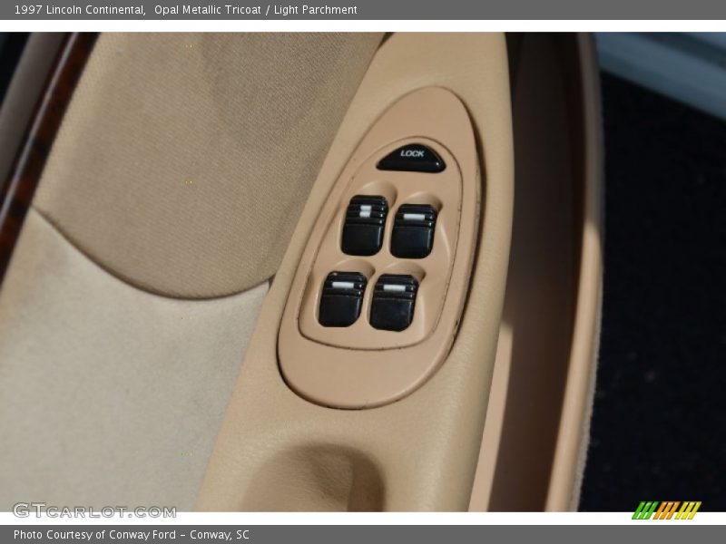 Opal Metallic Tricoat / Light Parchment 1997 Lincoln Continental