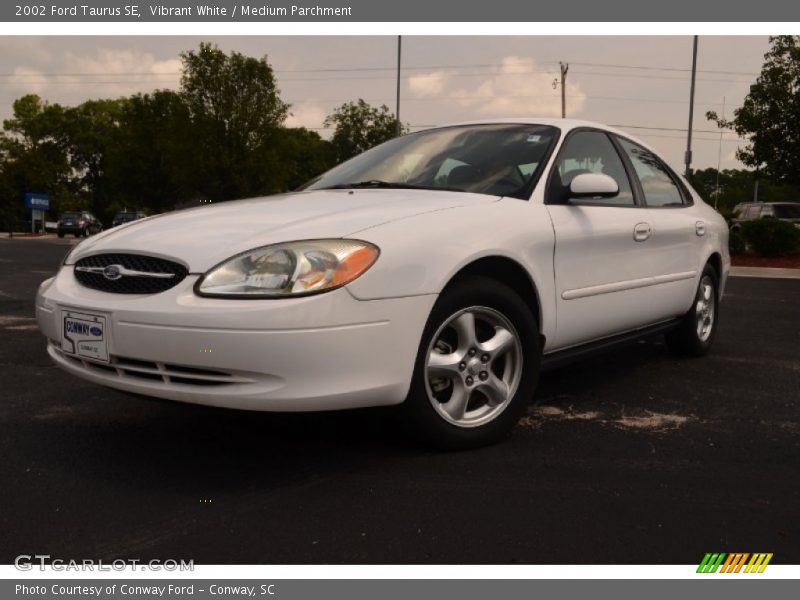 Vibrant White / Medium Parchment 2002 Ford Taurus SE